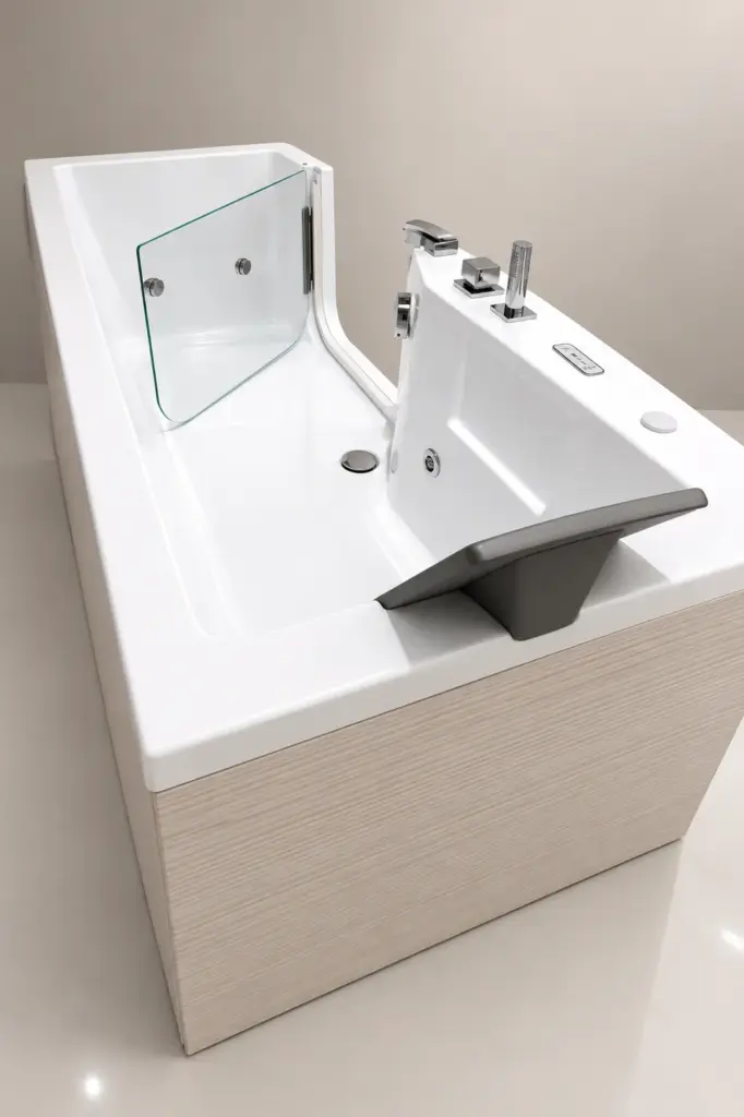 Badewanne mit Tür und Dusche